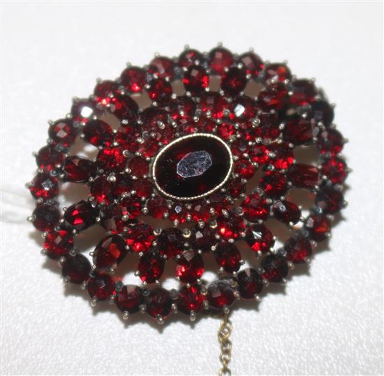 A Victorian garnet brooch, 4cm.